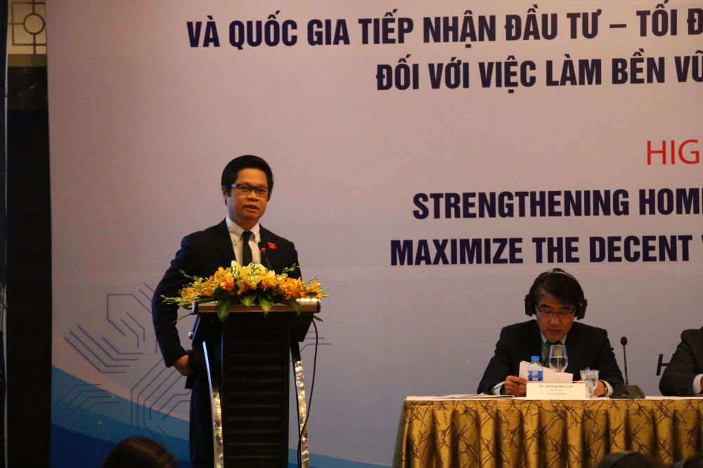 Ông Vũ Tiến Lộc phát biểu tại hội thảo về vai trò của các doanh nghiệp ĐGQ trong việc phát triển việc làm ngành điện tử Việt Nam
